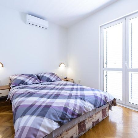 Apartment Tija Two Bedroom Apartment With Balcony And Partial Sea View ดูบรอฟนิก ภายนอก รูปภาพ