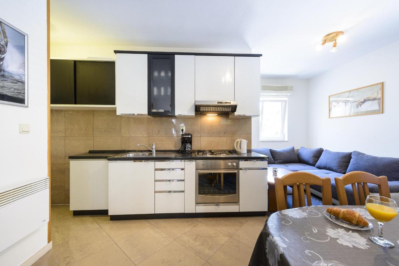 Apartment Tija Two Bedroom Apartment With Balcony And Partial Sea View ดูบรอฟนิก ภายนอก รูปภาพ