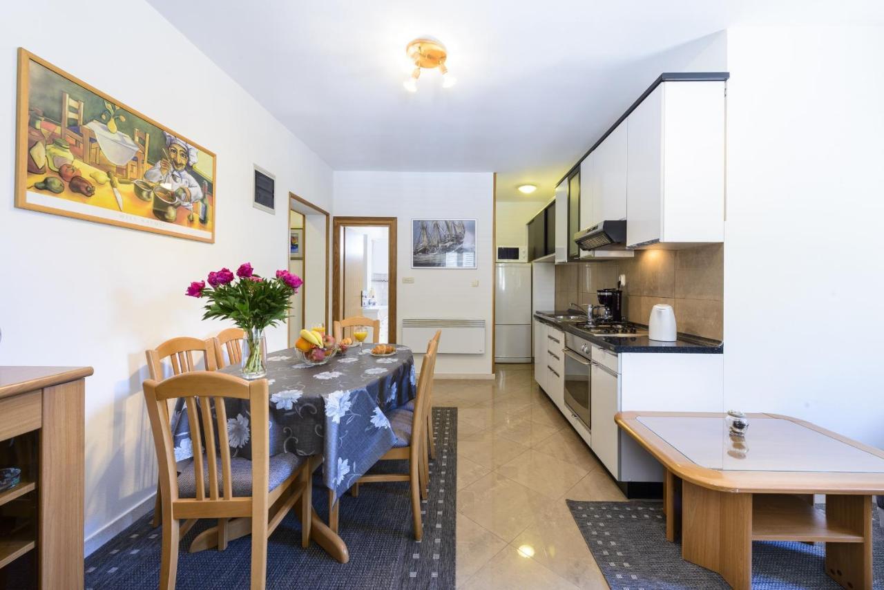 Apartment Tija Two Bedroom Apartment With Balcony And Partial Sea View ดูบรอฟนิก ภายนอก รูปภาพ