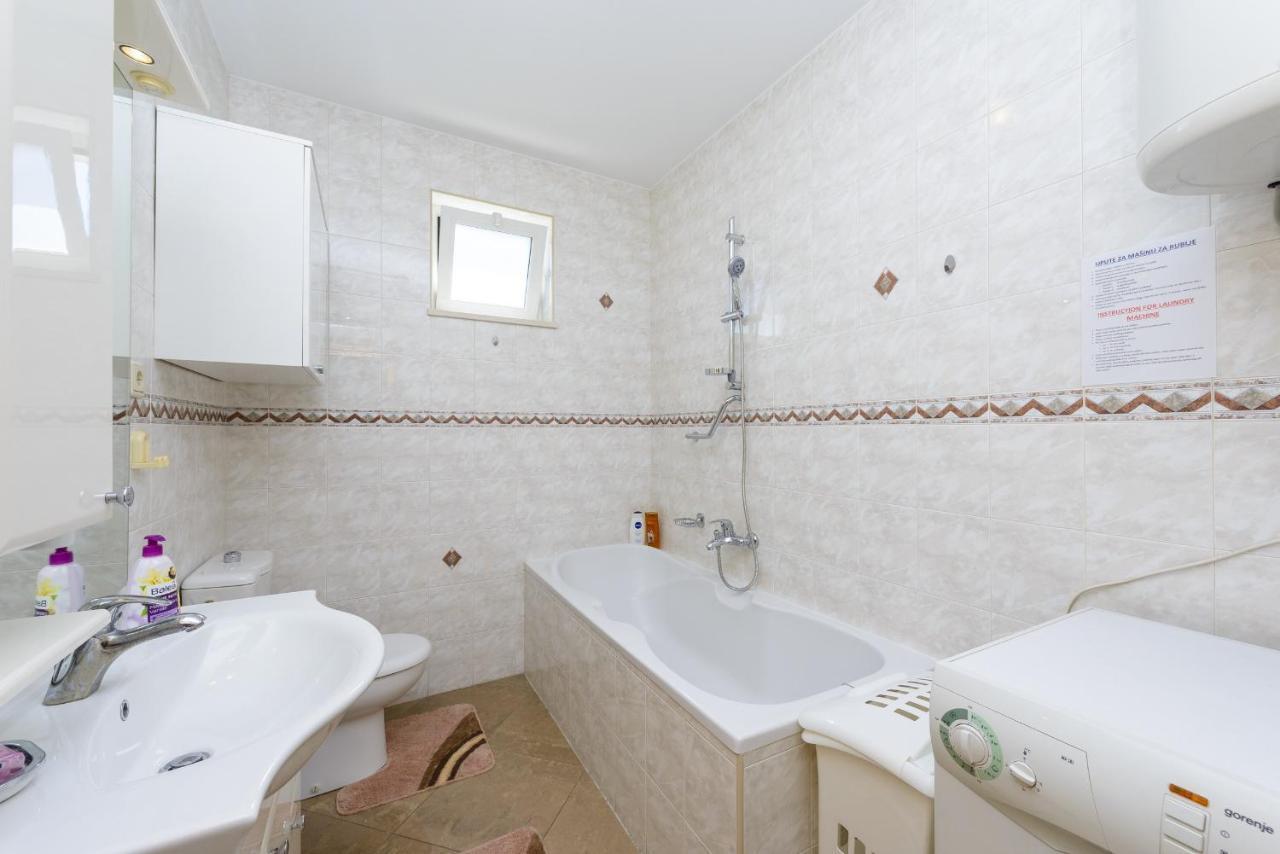Apartment Tija Two Bedroom Apartment With Balcony And Partial Sea View ดูบรอฟนิก ภายนอก รูปภาพ