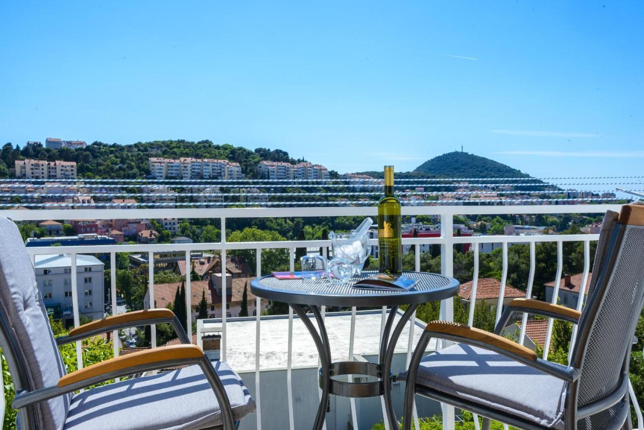 Apartment Tija Two Bedroom Apartment With Balcony And Partial Sea View ดูบรอฟนิก ภายนอก รูปภาพ